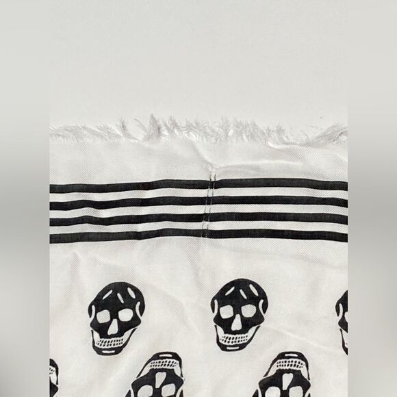 Alexander McQueen scarf in fabric with Skull print - Picture 10 of 15